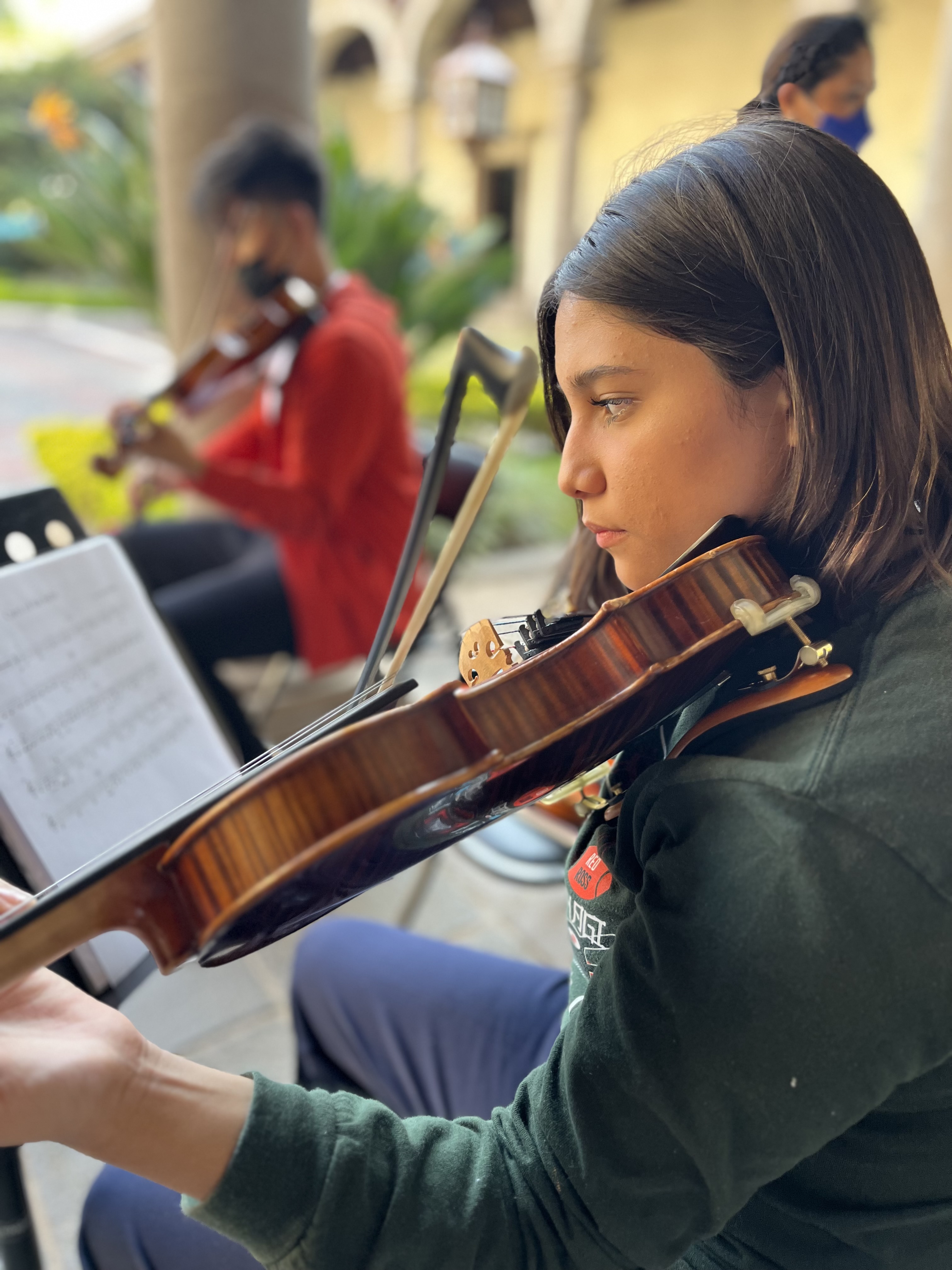 Alumna de violin tocando